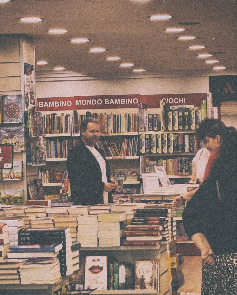 Marcello firma le copie del libro