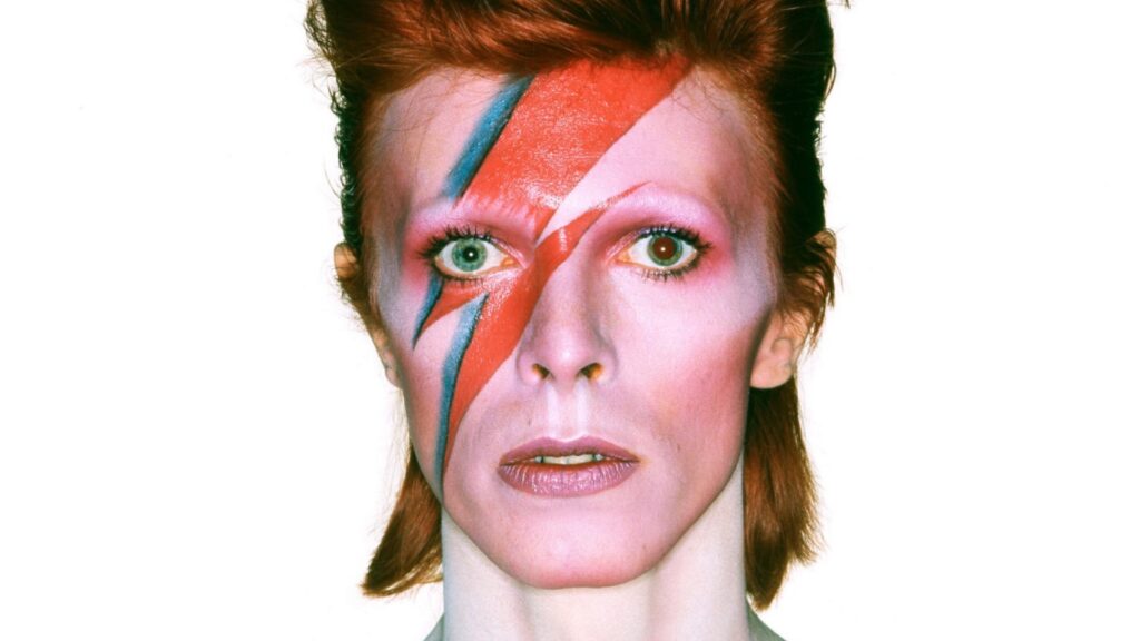 David Bowie in una scena iconica